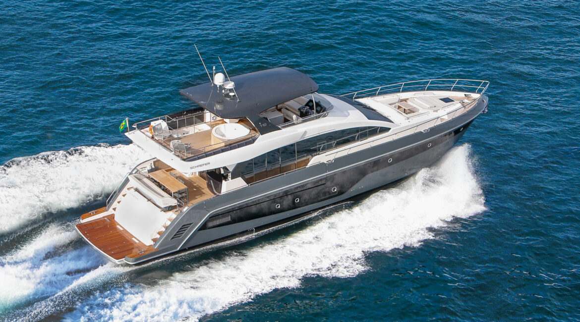 Schaefer Yachts navegando em alta velocidade pelo mar brasileiro