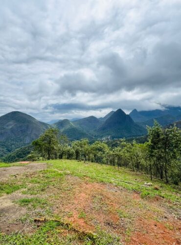 foto fazenda marambaia com vista de serra dos orgaos