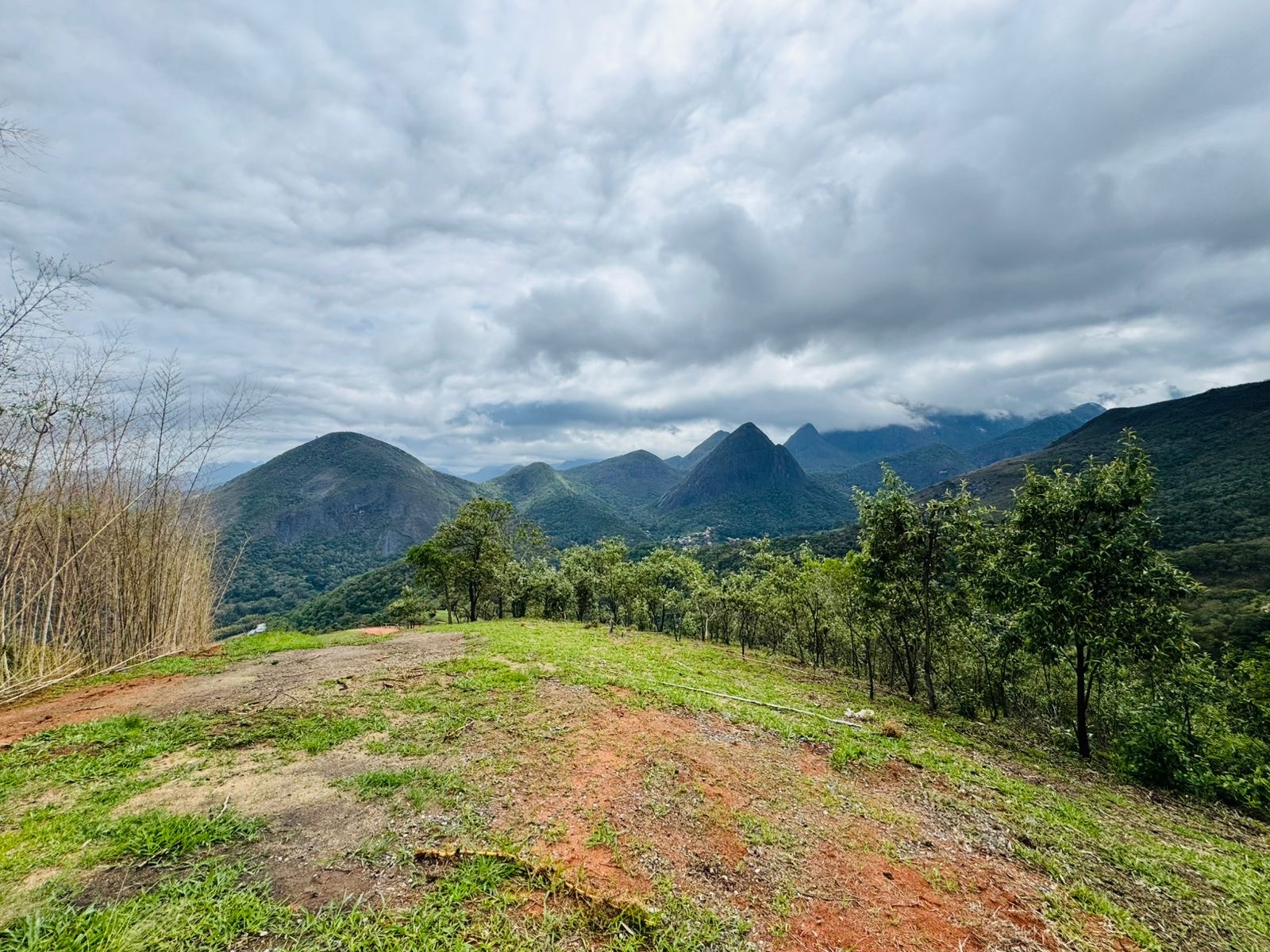foto fazenda marambaia com vista de serra dos orgaos
