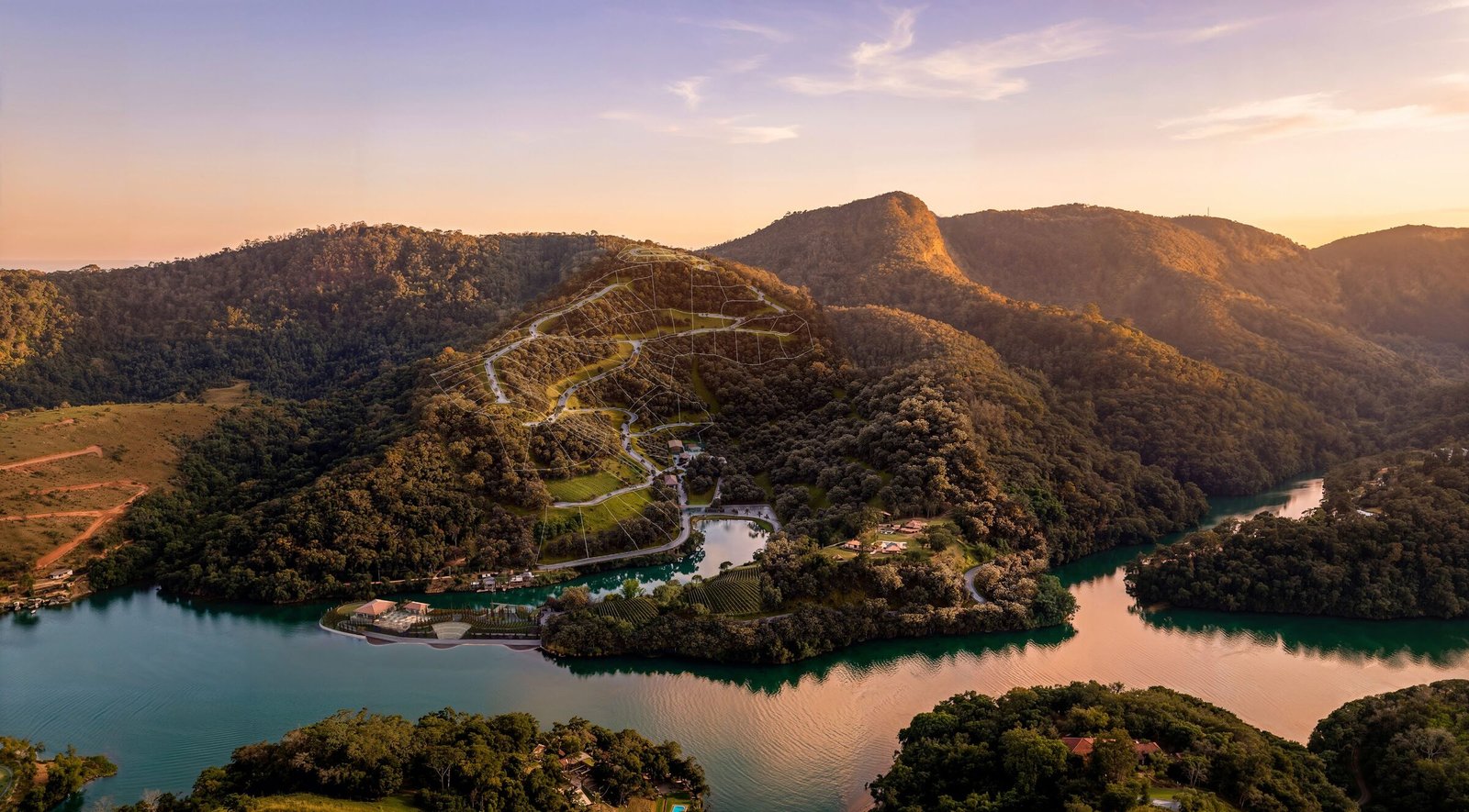 Vista aérea do vale, represa e implantação do Riserva di Como entre as montanhas da Serra Fluminense ao entardecer